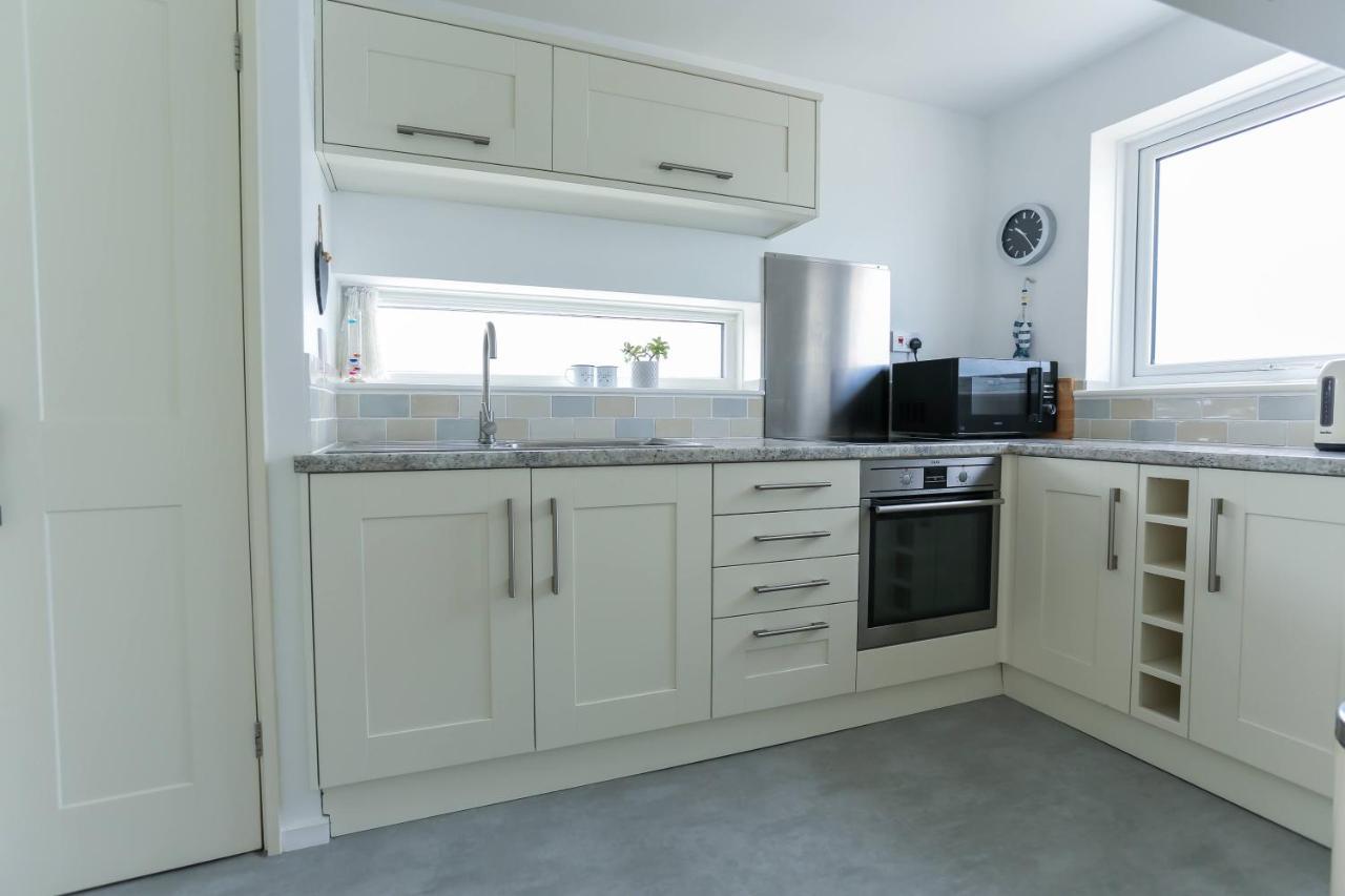 Tides - Beach Front Apartment In Bracklesham Bay Chichester Eksteriør bilde