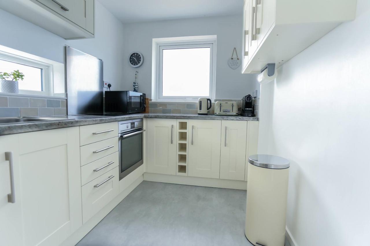 Tides - Beach Front Apartment In Bracklesham Bay Chichester Eksteriør bilde
